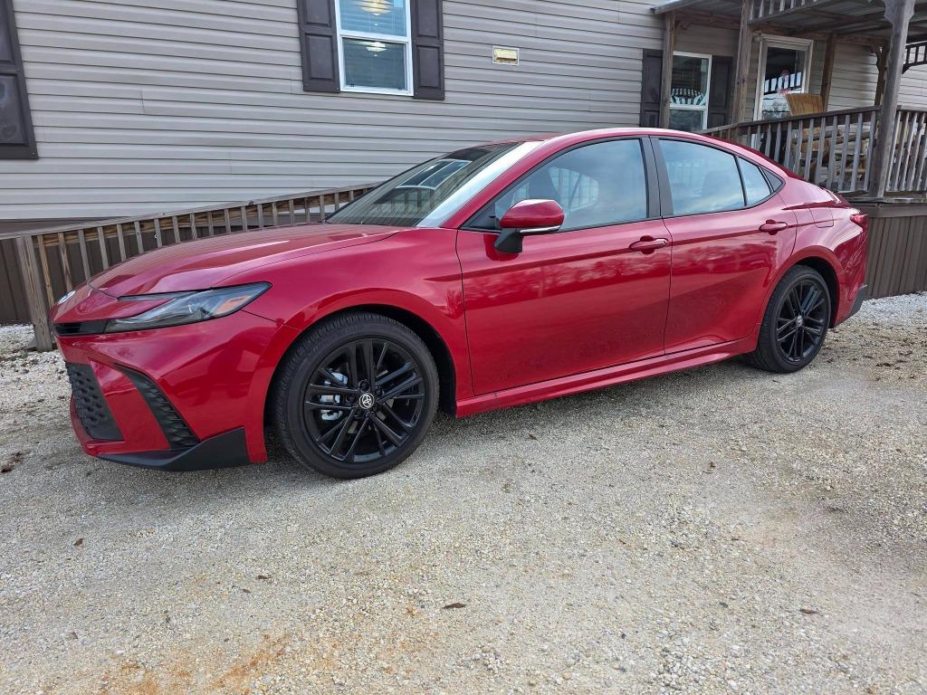 2025 Toyota Camry SE's photo